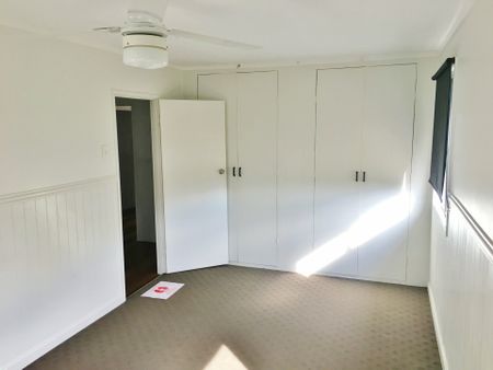 Great fully fenced family home with double shed - Photo 4