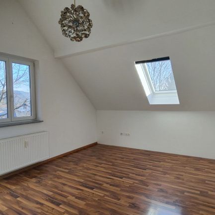 Sanierte 2 Zimmer - Dachgeschoss Wohnung in Tratten/Kirchberg am Wechsel zu mieten! - Photo 1