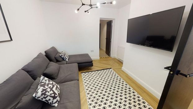 4 bedroom flat to rent - Photo 1