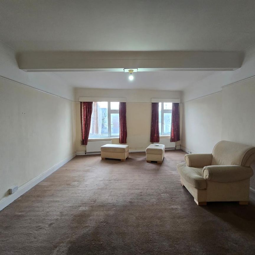 Great West Road, Hounslow TW5, London - Photo 1