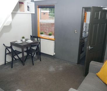 4 bedroom terraced house to rent - Photo 2
