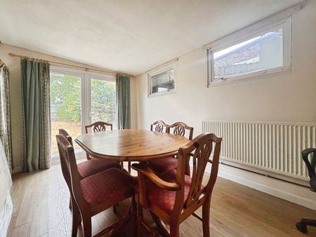 Larchwood Drive, Englefield Green, Egham, Surrey, TW20 0SH - Photo 3