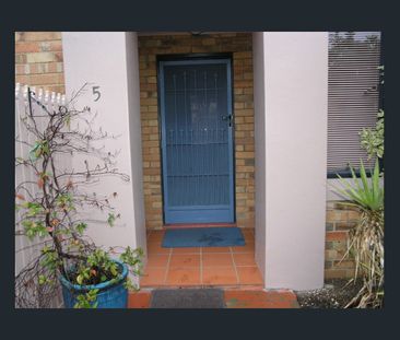 2-Bedroom Apartment in Canterbury! - Photo 2