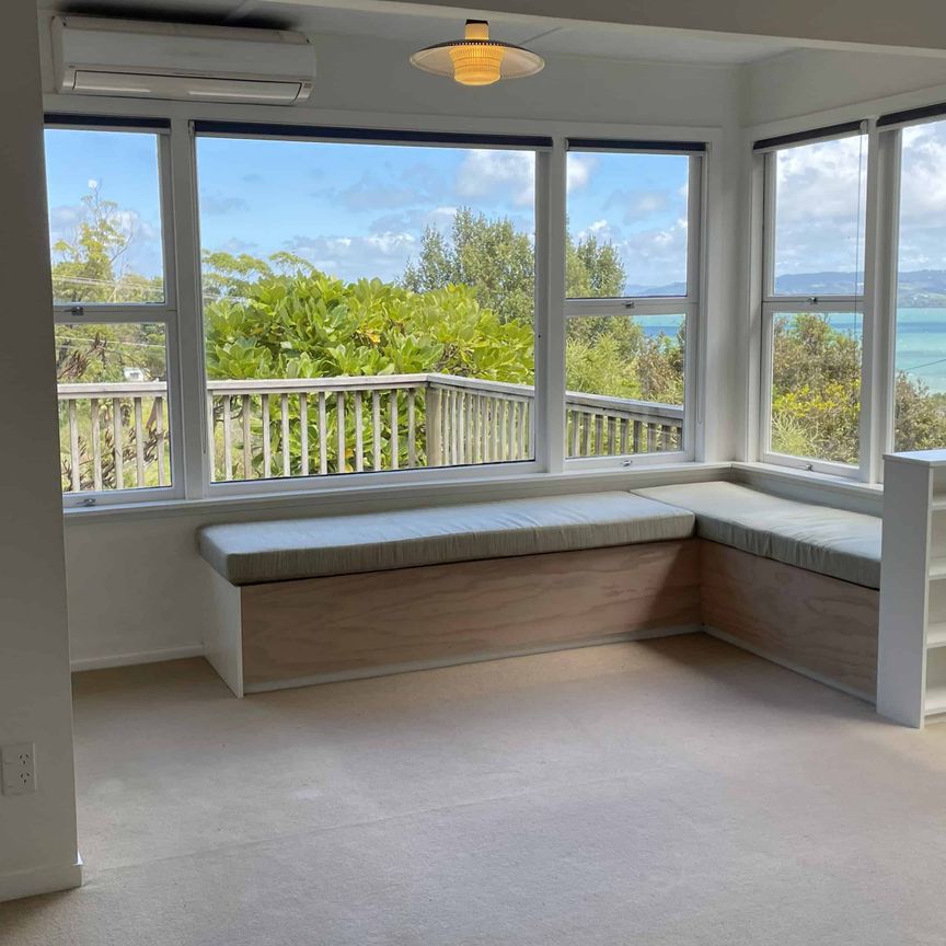 Coastal Views & Cosy Living - Photo 1