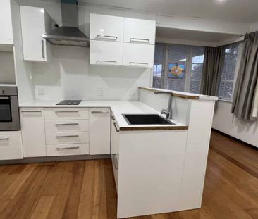 THREE BEDROOM, ROSLYN - Photo 5