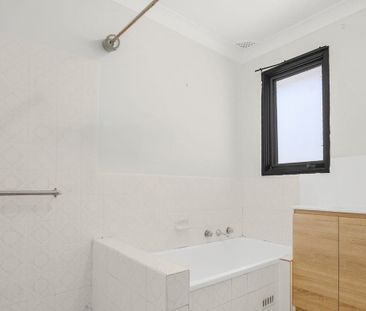 SPACIOUS FOUR BEDROOM FAMILY HOME - Photo 2