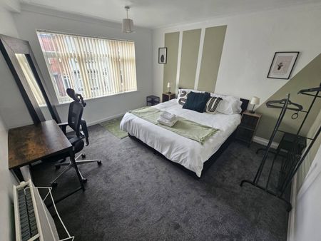 5 Bed Semi-Detached House, Richmond Mount, LS6 - Photo 5