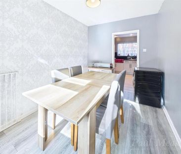 3 bedroom end of terrace house to rent - Photo 3