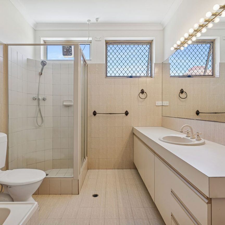 OUTSTANDING VALUE FOR MONEY 2x2 HOME IN GREAT LOCATION! - Photo 1