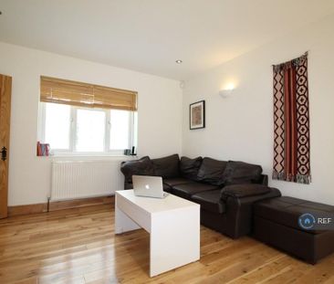4 bedroom end of terrace house to rent - Photo 1