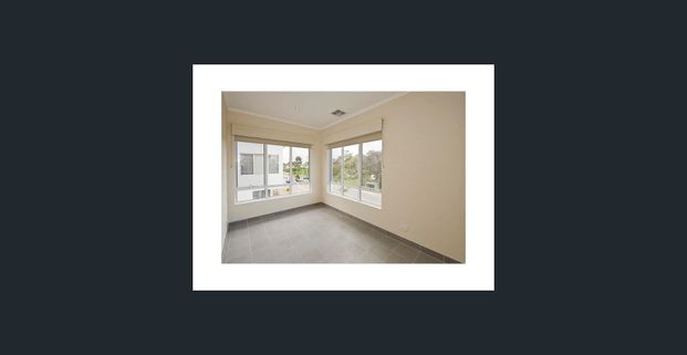 LOCK & LEAVE Beautiful 4 or 3 with an office bed, 2 Bath 3 WC, double lock up GARAGE, EASY CARE 3 storey Townhouse in central strategic near City CBD - Photo 1