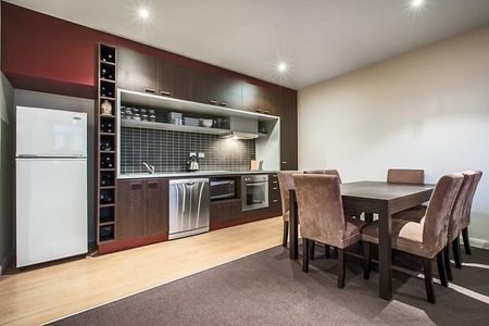 DIVINE ONE BEDROOM APARTMENT WITH BRILLIANT VIEWS IN RICHMONDS BEST POCKET!! - Photo 2
