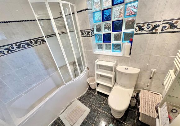 3 bedroom end of terrace house to rent - Photo 1