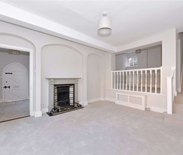 A charming character cottage in the heart of Henley - Photo 3