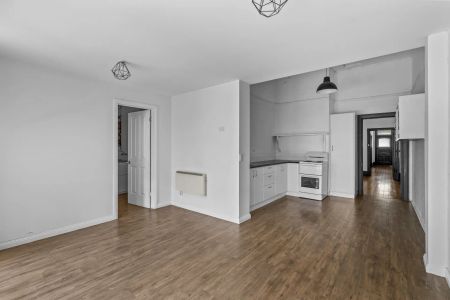 Stylish Three-Bedroom Home in Prime Richmond Location! - Photo 2