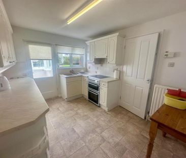 2 bedroom semi-detached bungalow to rent - Photo 3