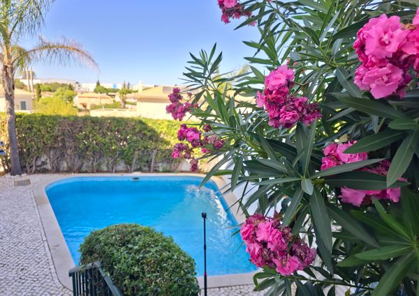 Moradia com piscina, jardim, totalmente equipada e mobilada