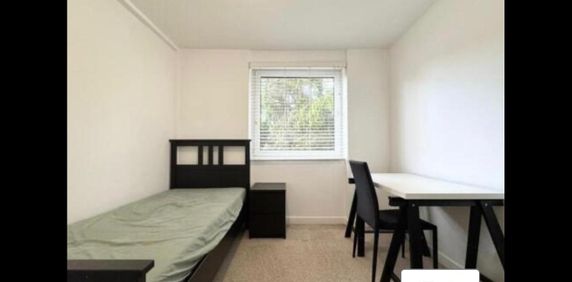 Room in a Shared House, The Priory, CR0 - Photo 2