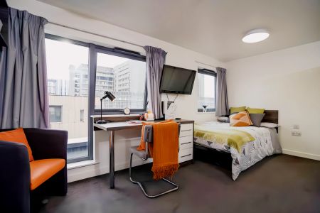 Large En-suite - Photo 2