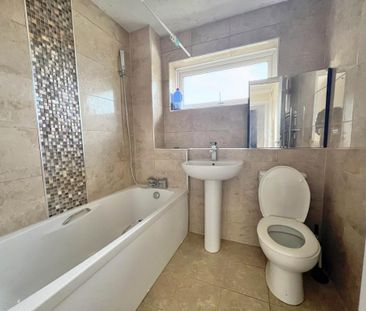 3 bedroom end of terrace house to rent - Photo 4