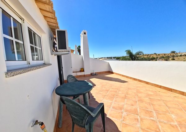 Moradia com piscina, jardim, totalmente equipada e mobilada