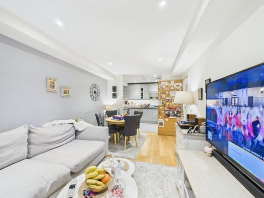 The Courtyard, High Street, Staines-Upon-Thames,TW18 - Photo 1