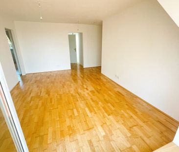 Lichtdurchflutete Dachgeschoßwohnung mit großem Balkon und Einbaukü... - Photo 2