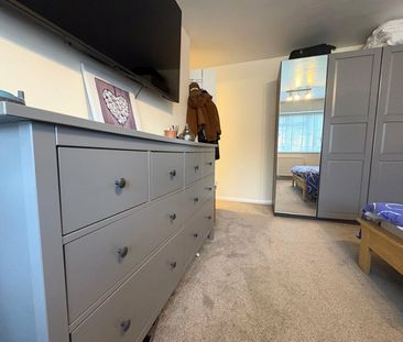 Orchard House, Lambourne Way, Tongham, Surrey, GU10 - Photo 6