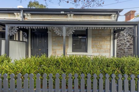 Charming and Convenient Two Bedroom Stone Cottage Close to the City - Photo 2