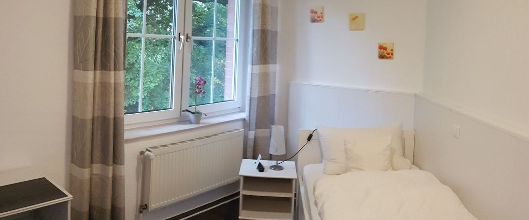 Sutthausen, Geschmackvoll eingerichtetes Zimmer in einer Hotel ähnlichen Anlage. - Foto 1