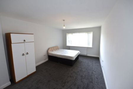 3 bedroom Flat in Lea Farm Drive, Leeds - Photo 4