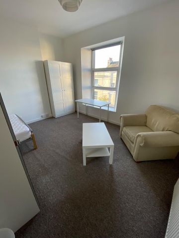 3 bedroom apartment to rent - Photo 4
