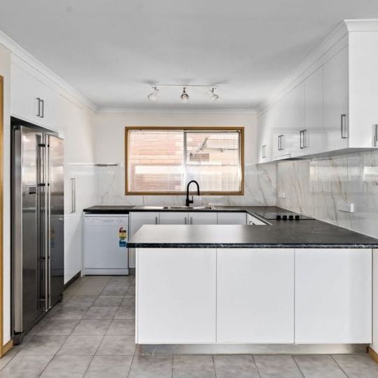 Spacious home in quiet and convenient location - Photo 1