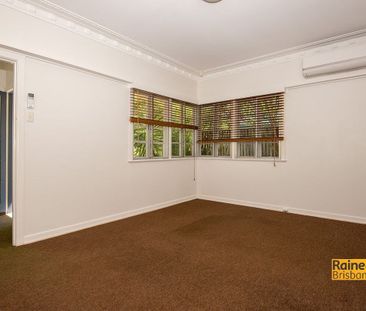 SPACIOUS 3 BEDROOM HOUSE + FUNCTIONAL RUMPUS/ SHED - Photo 2