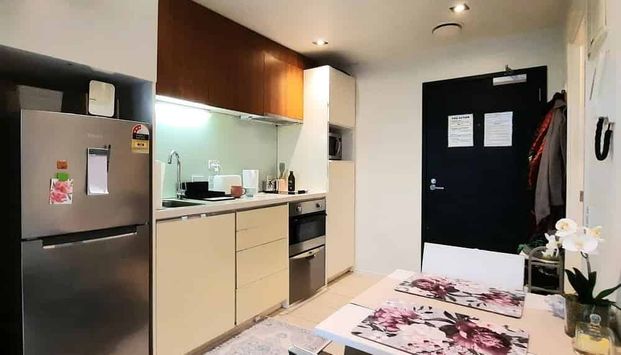 Perfect Beach Rd city apartment plus parking - Photo 1