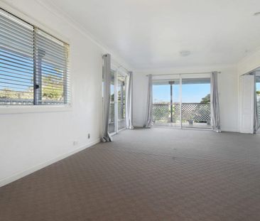 2-Bedroom Sunlit Coastal Apartment in Prime Terrigal Location - Photo 1