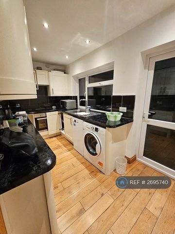 1 bedroom in a flat share to rent - Photo 3