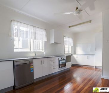 Spacious Home - Prime Location in Carina Heights - Photo 2