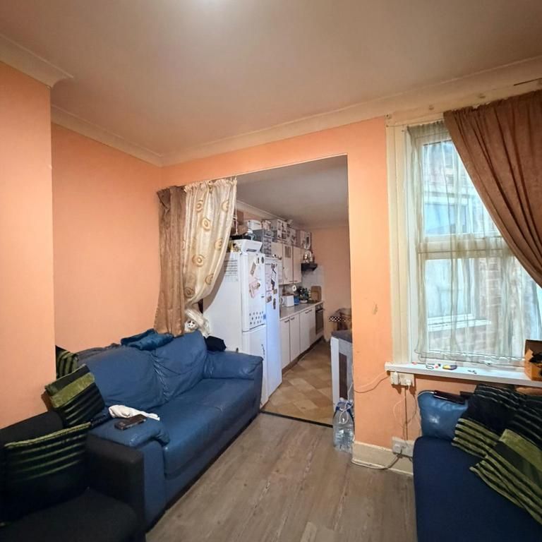 3 bedroom flat to rent - Photo 1