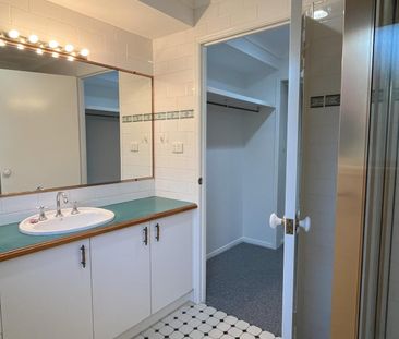 LARGE FAMILY HOME IN ROBINA - Photo 1