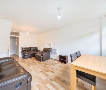 3 bedroom flat to rent - Photo 3