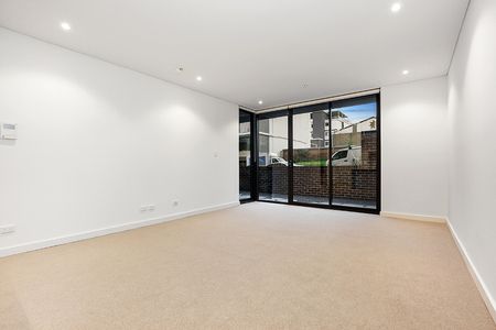 Designer 2 Bedroom Garden Apartment! - Photo 4