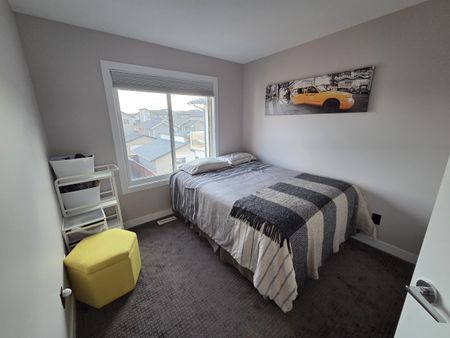 3 Beds & 2.5 Baths Modern Style House/Property In Evergreen Area - Photo 2