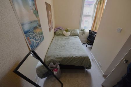 3 bedroom House in Hyde Park, Leeds - Photo 5