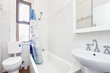 Fully Furnished Top Floor Apartment - Photo 2