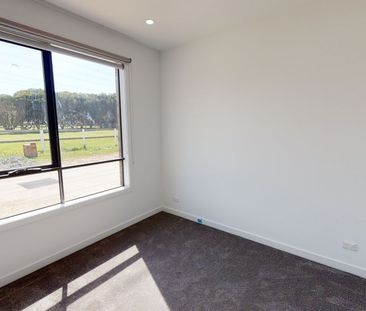 2/106 Clairmont Avenue Cranbourne VIC - Photo 3