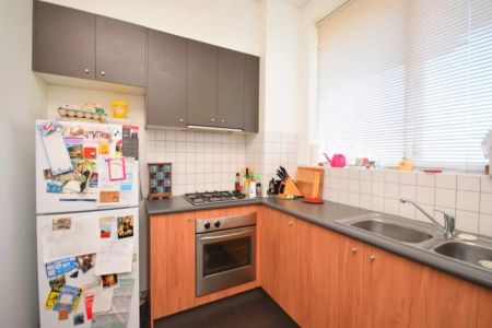 GOOD SIZED TWO BEDROOM APARTMENT - Photo 5