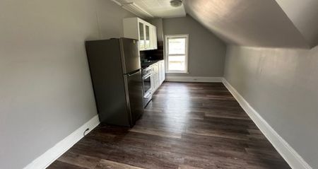 48 Rose, #1 Barrie | $1350 per month | Plus Hydro - Photo 3