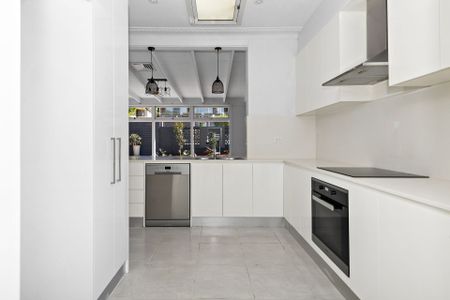 Renovated three bedroom family home in a peaceful cul-de-sac - Photo 2