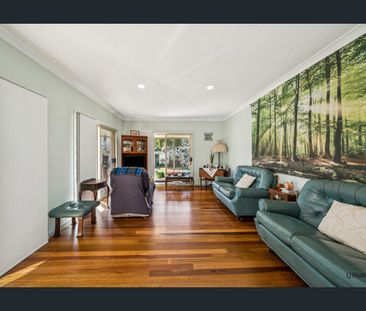 SPACIOUIS THREE BEDROOM HOME IN GREAT LOCATION - WALK TO EVERYTHING! - Photo 3